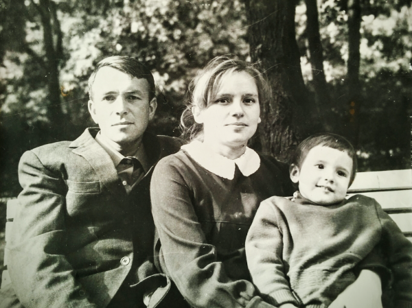 Старе фото «з горища». Українська сім'я. 60-ті роки минулого сторіччя. Кременчук